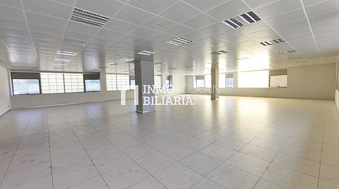 LOCAL COMERCIAL EN CALLE ETXESAKAN DE ZIZUR MAYOR