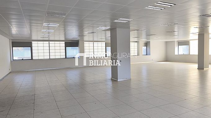 LOCAL COMERCIAL EN CALLE ETXESAKAN DE ZIZUR MAYOR