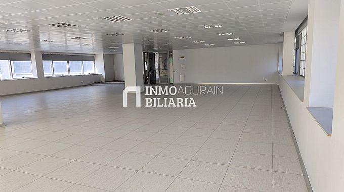 LOCAL COMERCIAL EN CALLE ETXESAKAN DE ZIZUR MAYOR