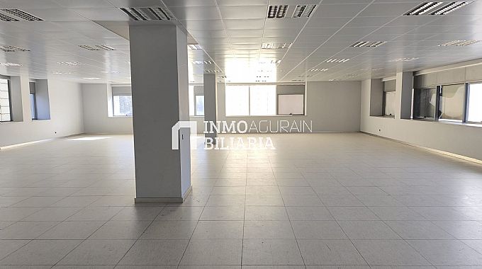 LOCAL COMERCIAL EN CALLE ETXESAKAN DE ZIZUR MAYOR