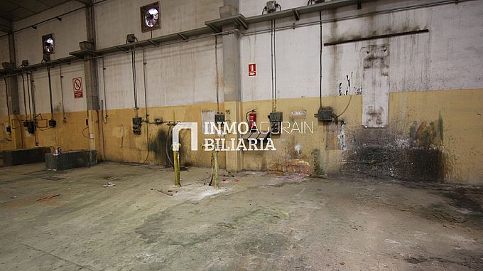 VENTA DE NAVE INDUSTRIAL CON PARCELA PRIVADA EN AGURAIN-SALVATIERRA