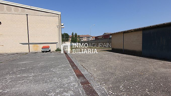 VENTA DE NAVE INDUSTRIAL CON PARCELA PRIVADA EN AGURAIN-SALVATIERRA