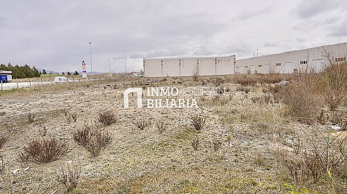 PARCELA INDUSTRIAL EN AGURAIN