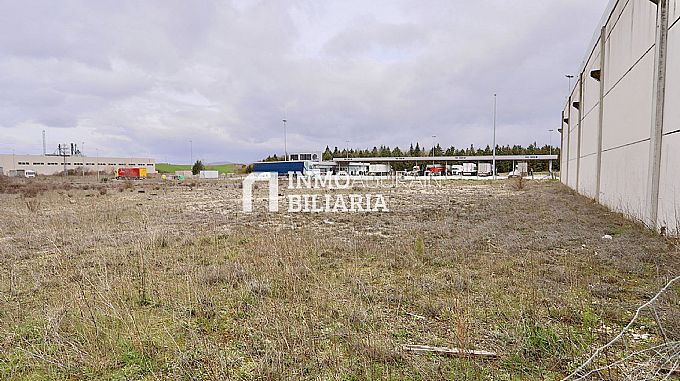 PARCELA INDUSTRIAL EN AGURAIN