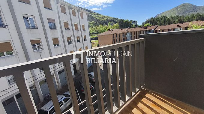 PISO + LOCAL COMERCIAL (ALMACEN AGRICOLA) EN IRURTZUN