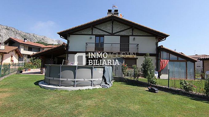 CASA CON JARDIN EN ZIORDIA