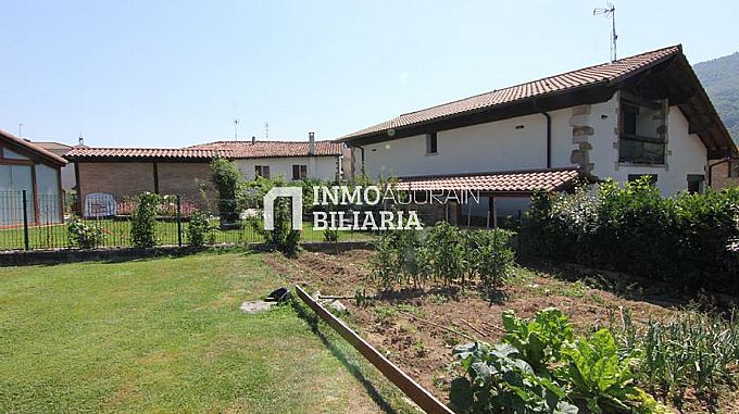 CASA CON JARDIN EN ZIORDIA